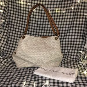 Michael Kors Raven Shoulder Bag✨🖤💛